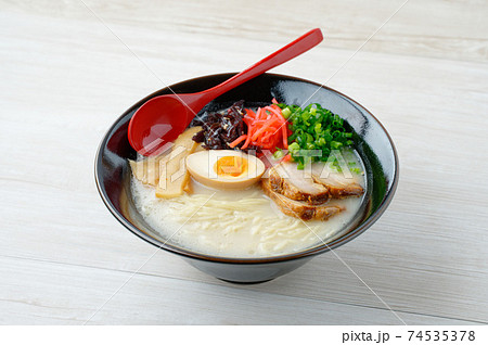 博多ラーメン とんこつラーメン 豚骨らーめん キクラゲ炒め 紅生姜 青ネギ チャーシュー 煮卵載せ の写真素材