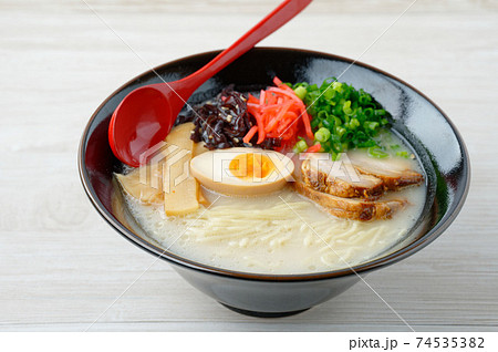 博多ラーメン、とんこつラーメン、豚骨らーめん。キクラゲ炒め、紅生姜、青ネギ、チャーシュー、煮卵載せ。 74535382