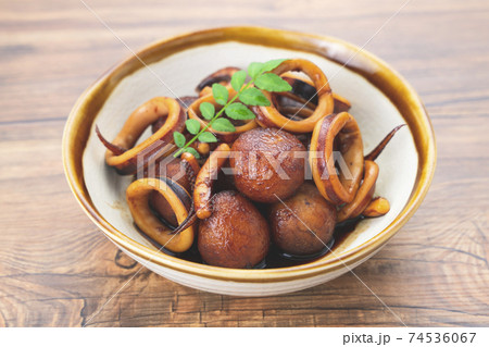 おいしい いかと里芋の煮物 甘辛 おいしい いかと里芋の煮物 甘辛 74536067