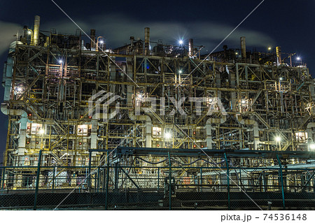 【京浜工業地域　川崎市浮島町の石油精製プラントの工場夜景】 74536148