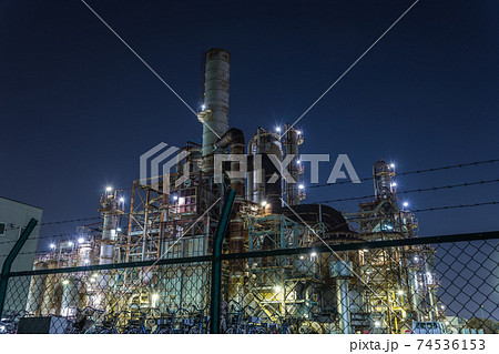 【京浜工業地域　川崎市浮島町の石油精製プラントの工場夜景】 74536153