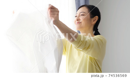 洗濯物を持つ主婦 洗濯物を持つ主婦 74536569