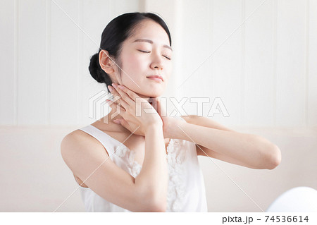 首を触る女性 74536614