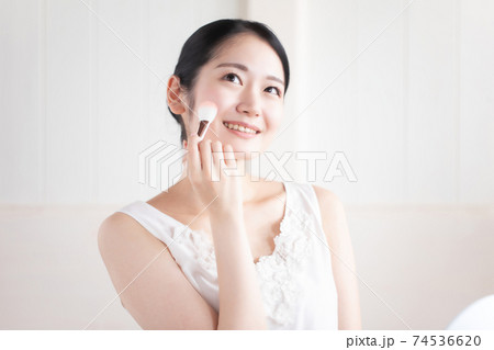 チークをつける女性 74536620