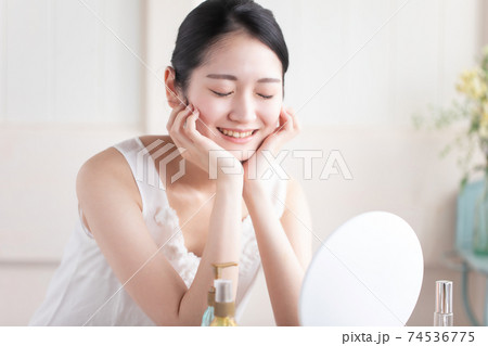スキンケアする女性 スキンケアする女性 74536775