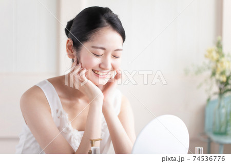 スキンケアする女性 74536776