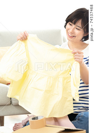 不要品を整理する女性 74537468