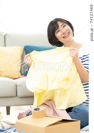 不要品を整理する女性 74537469