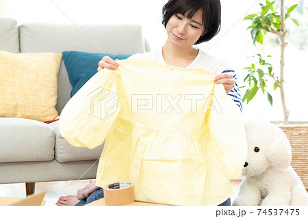 不要品を整理する女性 不要品を整理する女性 74537475