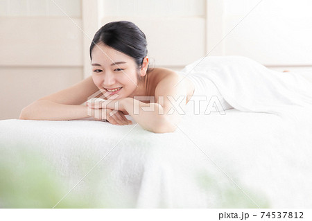 エステサロンにきた女性 エステサロンにきた女性 74537812