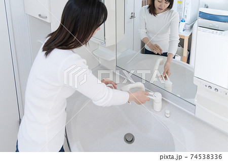洗面台で手を洗う女性 74538336