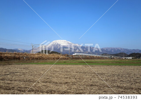 雪景色の伊吹山と東海道新幹線 雪景色の伊吹山と東海道新幹線 74538393