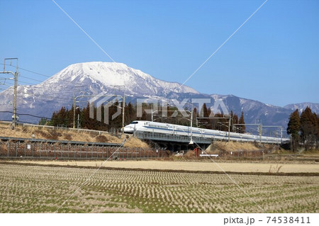 雪景色の伊吹山と東海道新幹線 雪景色の伊吹山と東海道新幹線 74538411