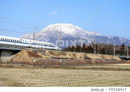 雪景色の伊吹山と東海道新幹線 74538417