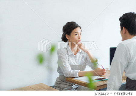 カフェのスタッフ 男女 カフェのスタッフ 男女 74538645