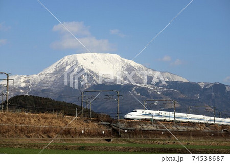 雪景色の伊吹山と東海道新幹線 雪景色の伊吹山と東海道新幹線 74538687