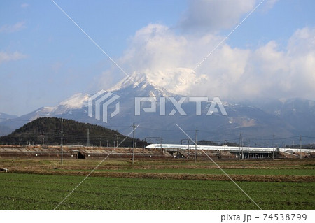 雪景色の伊吹山と東海道新幹線 74538799