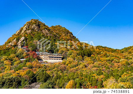滋賀県東近江市 全山紅葉している太郎坊宮の遠景 滋賀県東近江市 全山紅葉している太郎坊宮の遠景 74538891