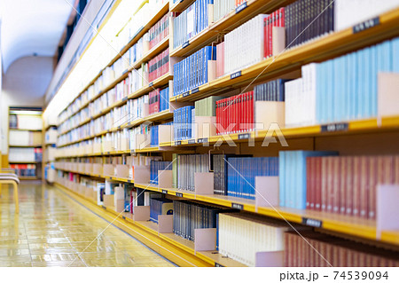 図書館　読書イメージ　勉強イメージ 74539094