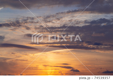 日暮れ前の西の空 光に浮かぶ雲とグラデーションカラー D 1の写真素材