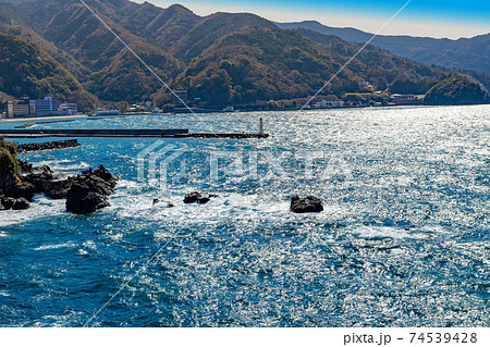 静岡県伊豆市土肥　旅人岬からみた海岸 74539428