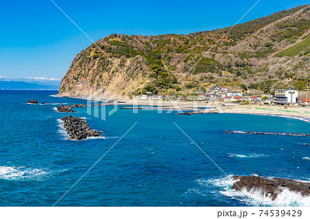 静岡県伊豆市土肥　旅人岬からみた海岸 74539429
