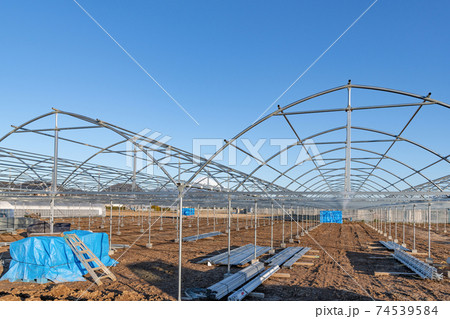 建設中のビニールハウス 田園風景 建設中のビニールハウス 田園風景 74539584