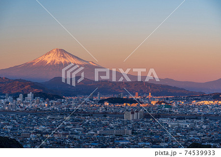 （静岡県）静岡市の街並みと富士山　夕景 74539933