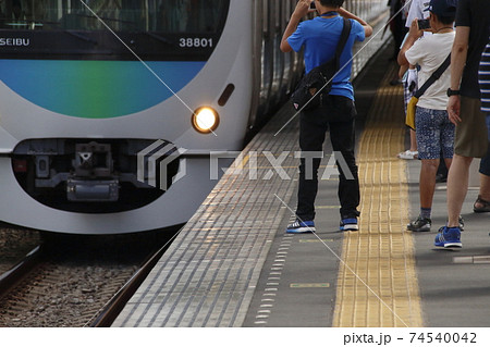 黄色い線を無視する鉄道ファン 黄色い線を無視する鉄道ファン 74540042