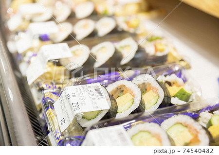 スーパーに並ぶ太巻きイメージ 74540482