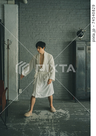 バスローブの男性 74540829