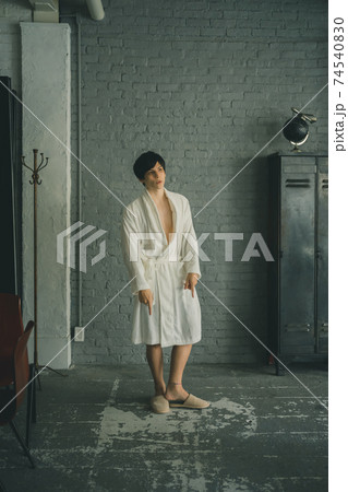 バスローブの男性 74540830