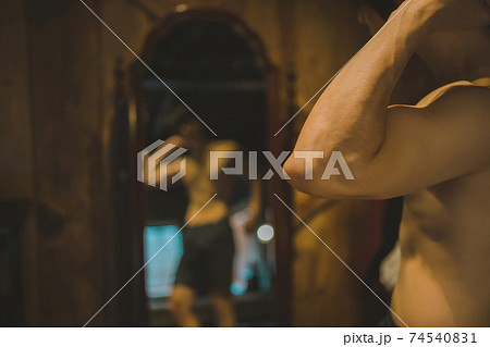 筋肉を見る男性 74540831