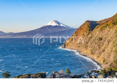 静岡県沼津市井田　煌めきの丘から見た富士山の夕景　暴風による荒波の海 74541045
