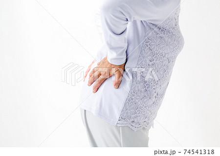 腰痛に悩むシニア女性 腰痛に悩むシニア女性 74541318