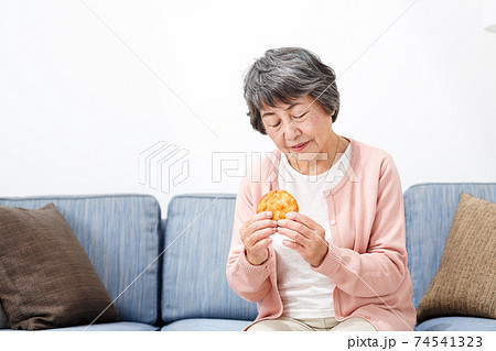 せんべいを食べるシニア女性 せんべいを食べるシニア女性 74541323