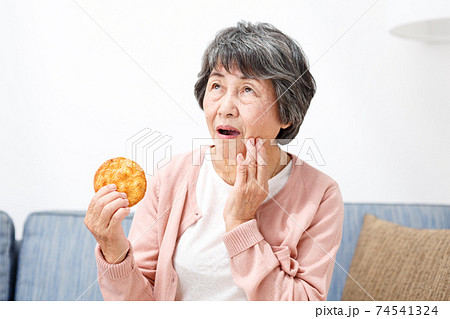 せんべいを食べるシニア女性 せんべいを食べるシニア女性 74541324