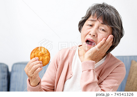 せんべいを食べるシニア女性 せんべいを食べるシニア女性 74541326