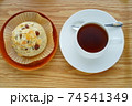 紅茶とレーズンロールのティータイム 74541349