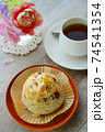紅茶とレーズンロールのティータイム 74541354