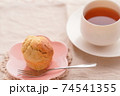 紅茶とマフィンのティータイム 74541355