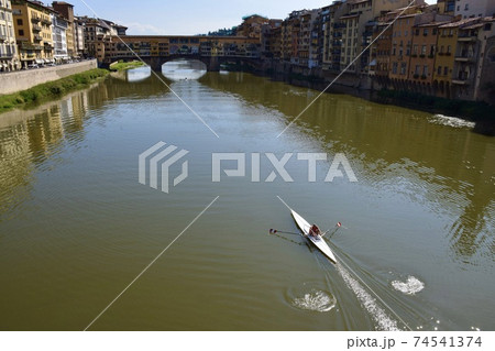 イタリアのフィレンツェ のヴェッキオ橋とアルノ川の写真素材