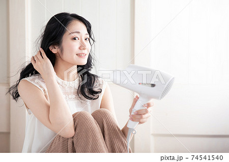 ドライヤーを使う女性 ドライヤーを使う女性 74541540