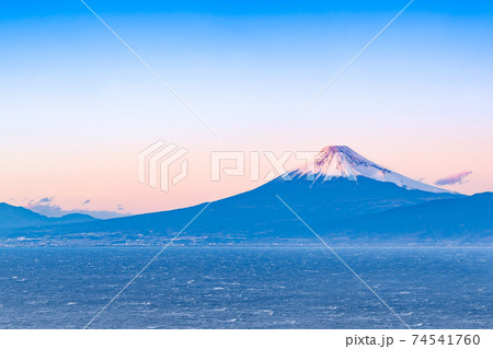 静岡県沼津市戸田　出逢い岬から見た富士山の夕景　暴風による荒波 74541760