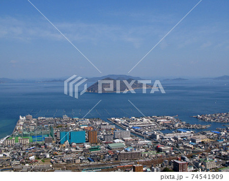 鬼ヶ島　高松市沖に浮かぶ女木島を望む都市の風景 74541909