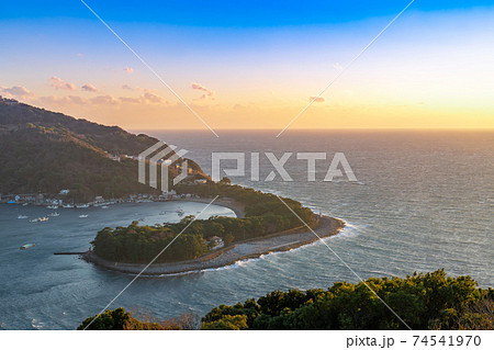 静岡県沼津市戸田 出逢い岬から見た御浜岬の夕景 暴風による荒波 静岡県沼津市戸田 出逢い岬から見た御浜岬の夕景 暴風による荒波 74541970