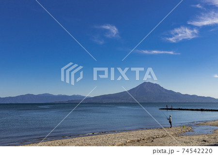 重富海岸から見た桜島の風景 鹿児島県姶良市 重富海岸から見た桜島の風景 鹿児島県姶良市 74542220