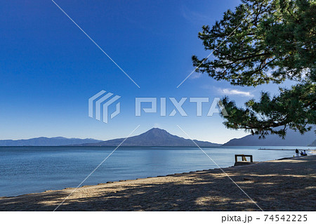 重富海岸から見た桜島の風景 鹿児島県姶良市 重富海岸から見た桜島の風景 鹿児島県姶良市 74542225