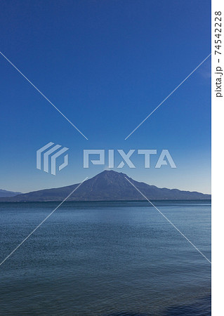 重富海岸から見た桜島の風景　鹿児島県姶良市 74542228