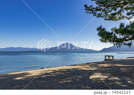 重富海岸から見た桜島の風景　鹿児島県姶良市 74542237